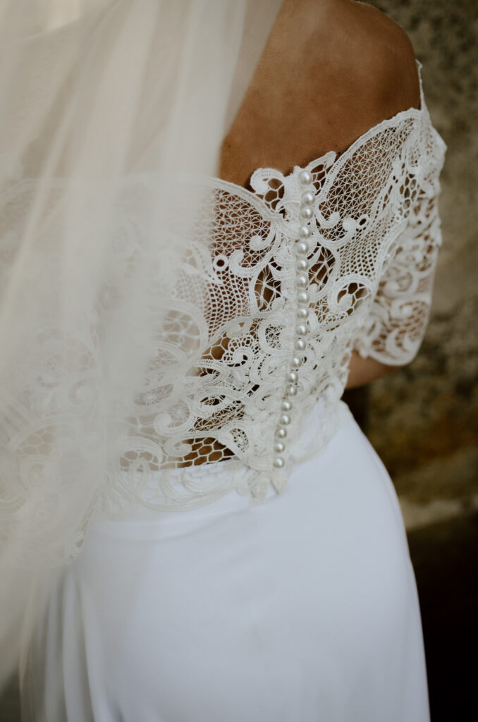 Svatební šaty a detail paličkované krajky.